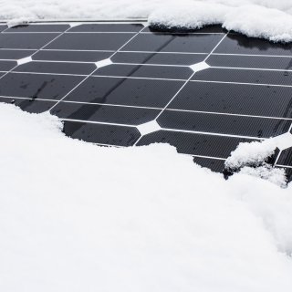 EU-komission esitys: Aurinkopaneelit pakollisiksi kaupallisiin rakennuksiin