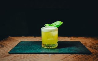Ravintola voi mainostaa väkeviä alkoholijuomia netissä