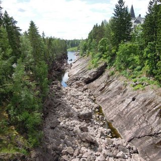 Hallituksen kivikkoinen alkutaival