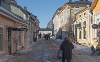 Tee- ja kahvihuone Helmen yrittäjä Airi Kallio restauroi vanhoja taloja