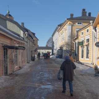 Tee- ja kahvihuone Helmen yrittäjä Airi Kallio restauroi vanhoja taloja